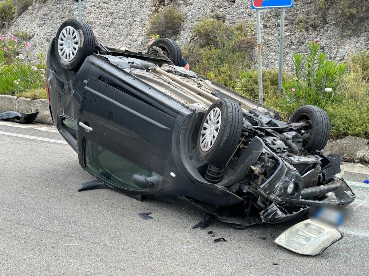 Auto si ribalta sulla rampa d'uscita Siracusa Nord, due feriti lievi ...