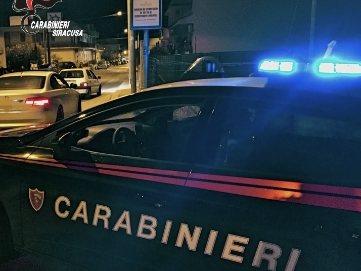 Alla vista dei Carabinieri fugge e tenta di disfarsi della droga, arrestato