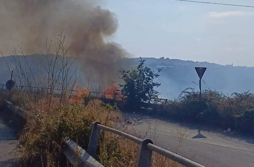 Buccheri di nuovo isolata, l’incendio di Palazzolo danneggia le linee telefoniche