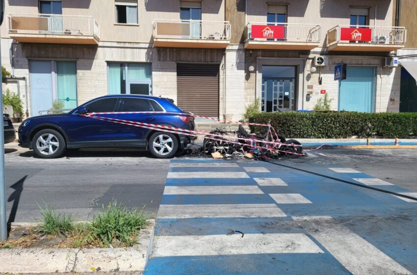 Minicar distrutta dalle fiamme nella notte, danni anche ad un’Audi
