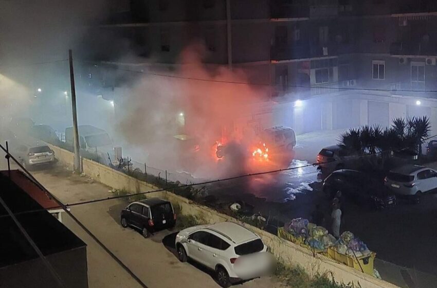  Notte di fuoco, fiamme in un condomino distruggono un’auto e due motocicli