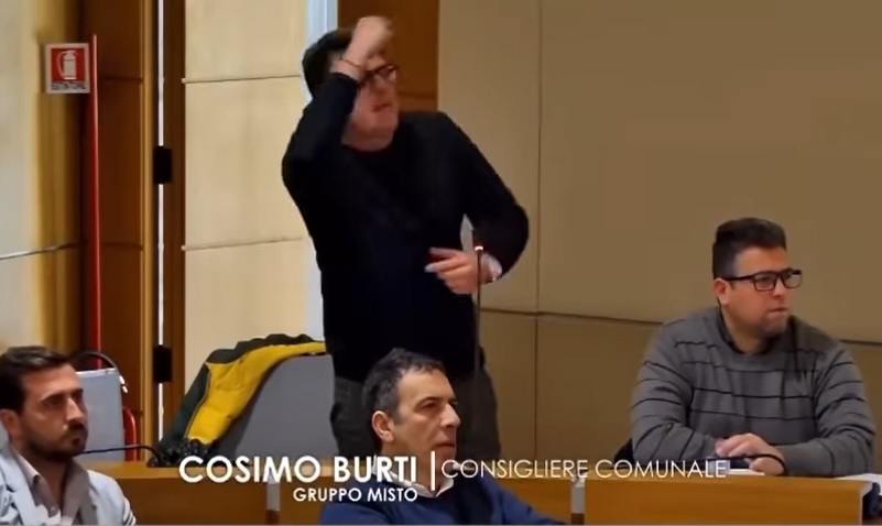  L’infervorato Cosimo Burti accende il Consiglio comunale, “Si discute qui non al bar”