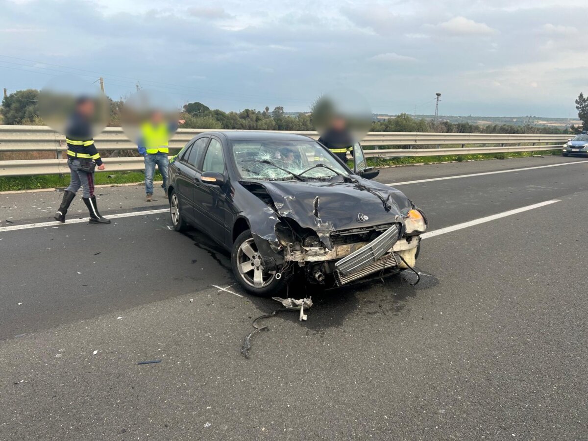 Carambola in autostrada tra due auto e un mezzo pesante, due feriti ...