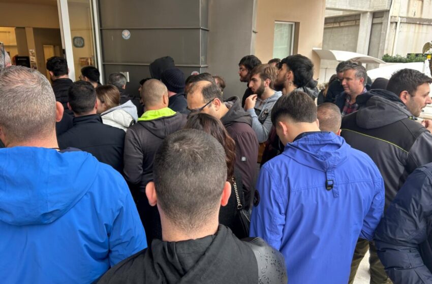  La pioggia non frena la passione azzurra, in fila per assicurarsi un biglietto per il Granillo