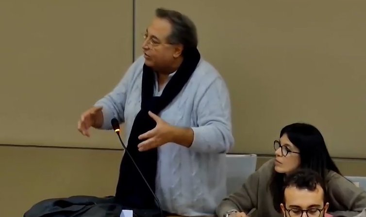  Un “virus”, i rossetti e gli orecchini: quelle parole che imbarazzano il consiglio comunale. IL VIDEO