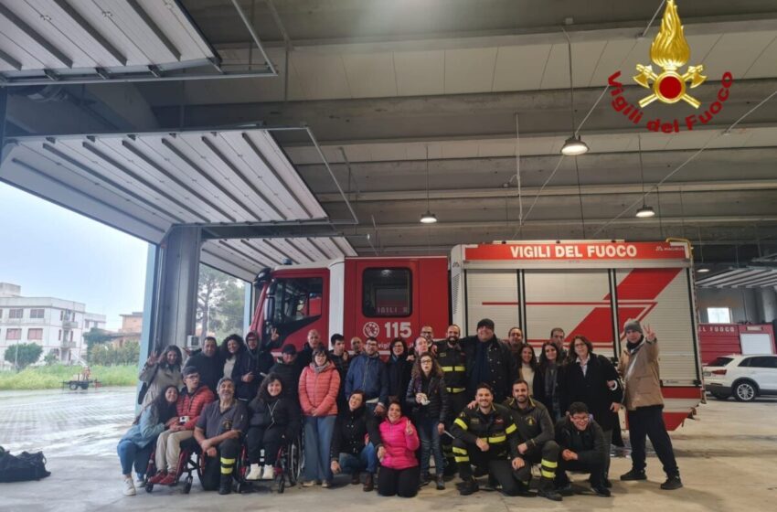 I ragazzi e gli operatori di “Augusta Project” in visita dai Vigili del Fuoco