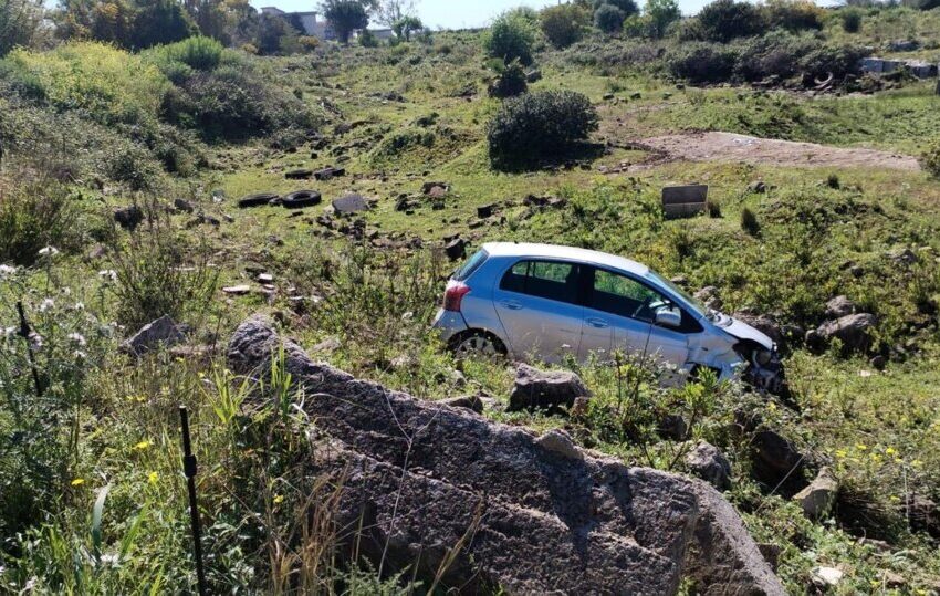 Perde il controllo dell’auto, colpisce due veicoli in sosta e finisce fuori strada: un ferito