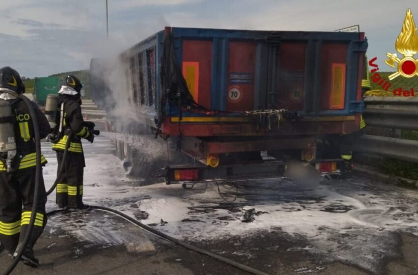 Prende fuoco il semirimorchio di un articolato tra Augusta e Lentini, intervento dei Vigili del Fuoco