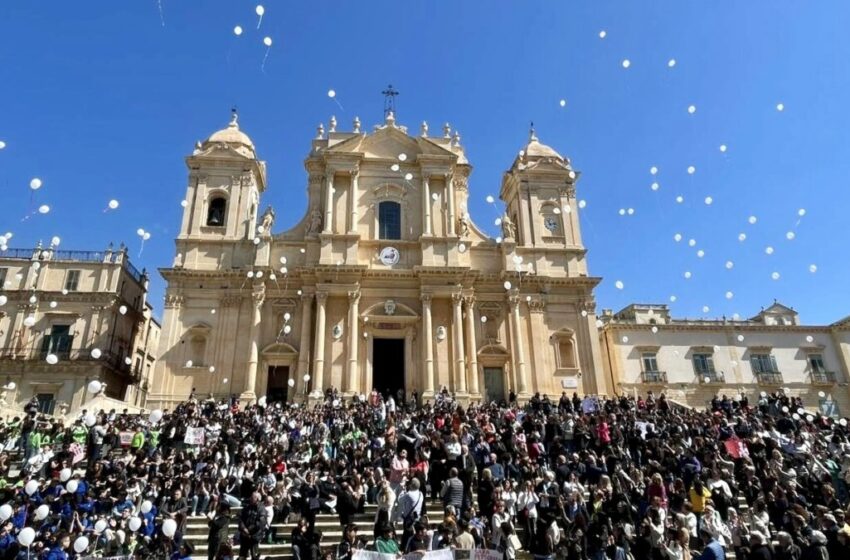 Per Sara, il cordoglio di Noto in corteo silenzioso. “Uniti nel dolore, basta violenze di genere”