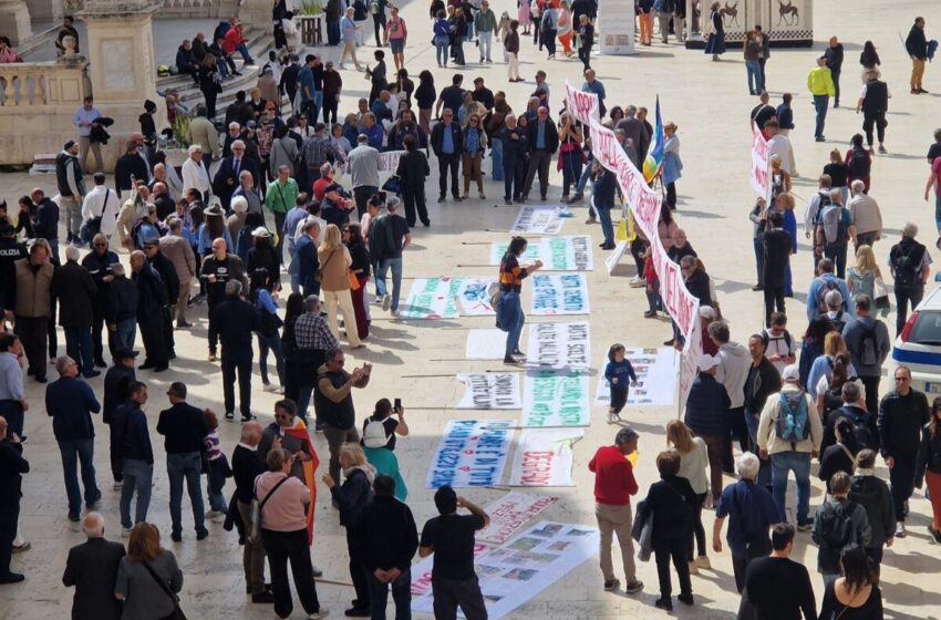 Protesta al Vermexio, striscioni e dissenso. Presenze al di sotto delle attese
