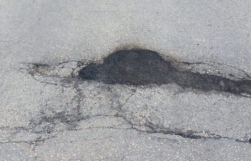Buche stradali, ancora due settimane di rattoppi urgenti: malumori nei quartieri