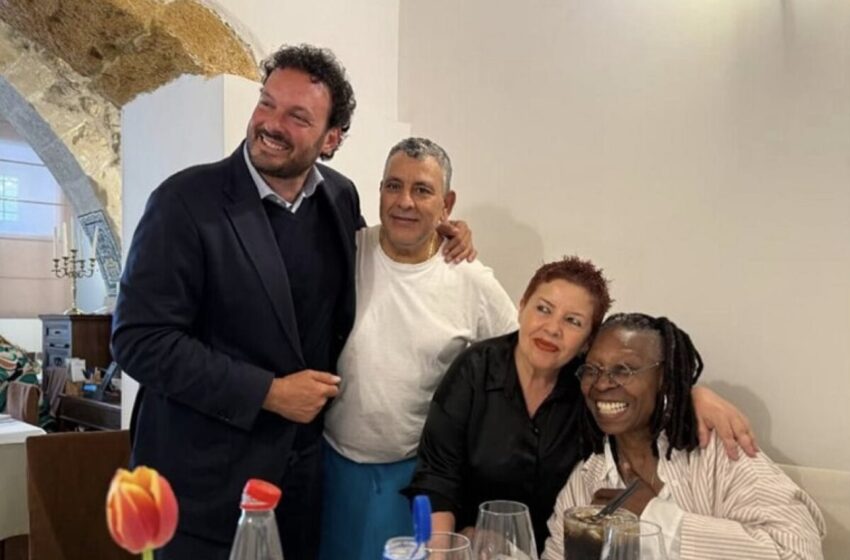 Whoopi Golberg è tornata a Siracusa, passeggiata in Ortigia e incontro con il sindaco Italia