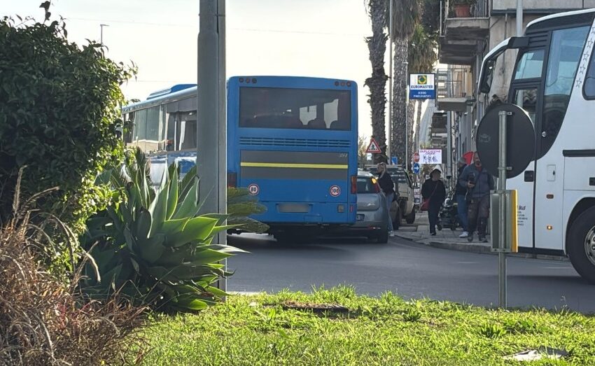 Bus striscia auto in viale Paolo Orsi: traffico nuovamente paralizzato a Siracusa Sud