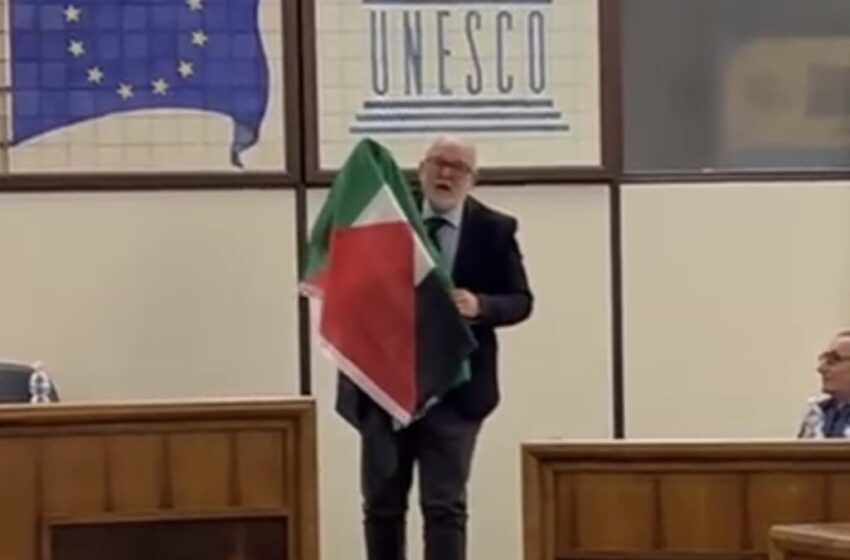 Il sindaco di Palazzolo in aula con la bandiera della Palestina, “non possiamo restare in silenzio”