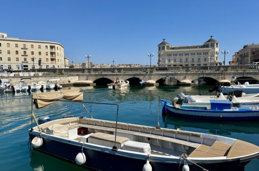  Si tuffa dal ponte Umbertino, insolito “fuoriprogramma” per le forze dell’ordine