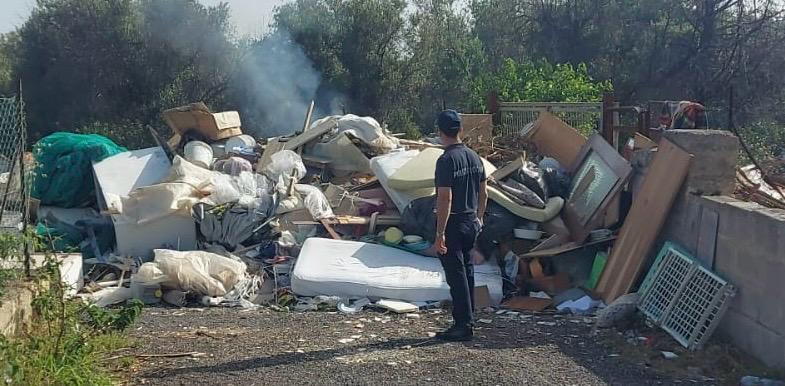  Svuotava cantine, abbandonava i rifiuti e li dava alle fiamme a Melilli: denunciato un siracusano