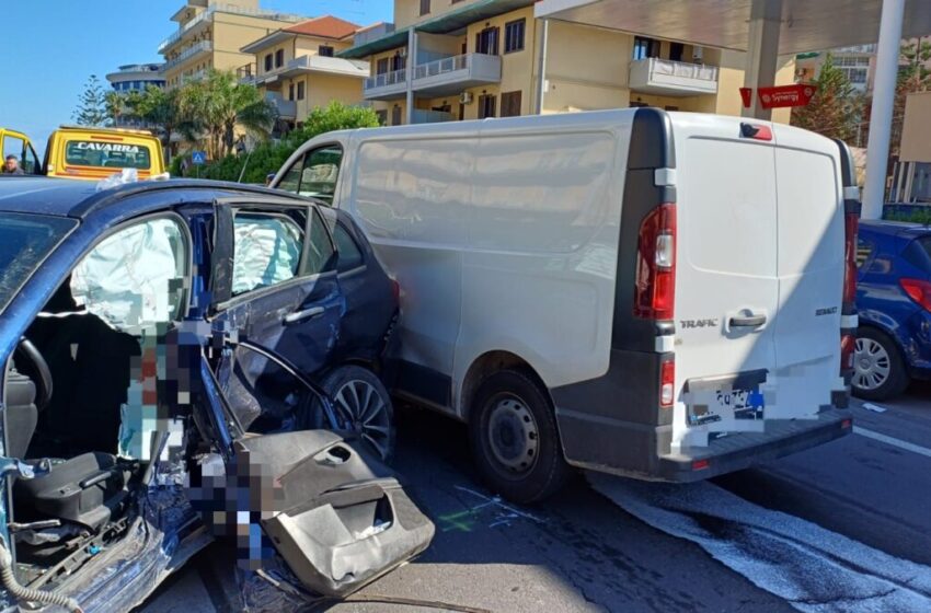  Incidente in viale Scala Greca, uomo incastrato tra le lamiere: due feriti
