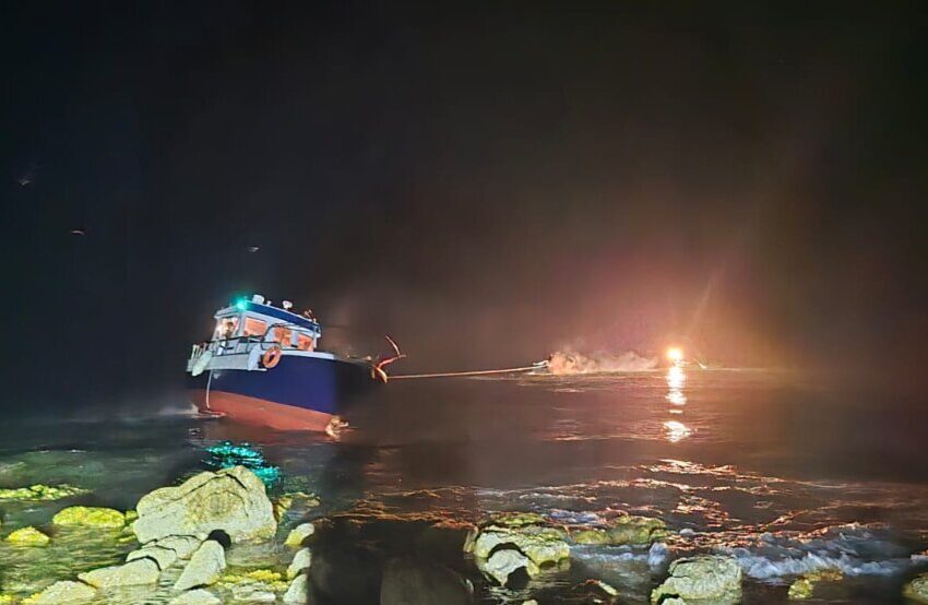  Con la barca sugli scogli, disavventura per due diportisti soccorsi dalla Guardia Costiera