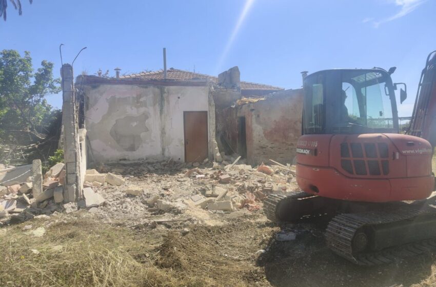  FOTO. Crolla casa cantoniera dismessa lungo la ex SS114, nessun ferito