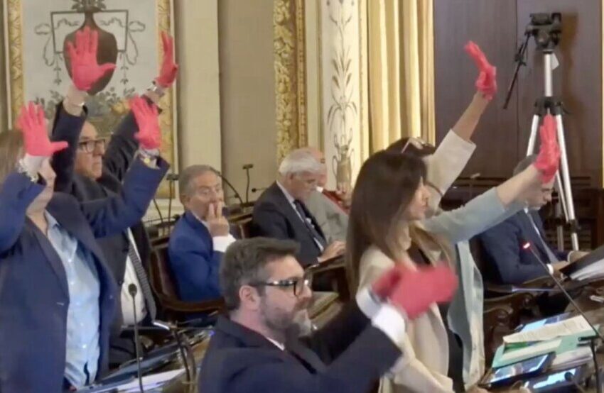 Mozione pro Palestina, M5S in aula con guanti rossi: “Stop al genocidio”