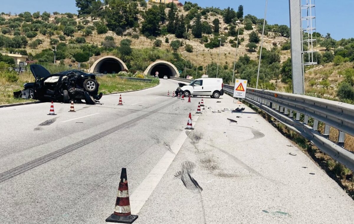Incidente con tre feriti sull’A18 Siracusa-Gela e auto in fiamme sulla ...