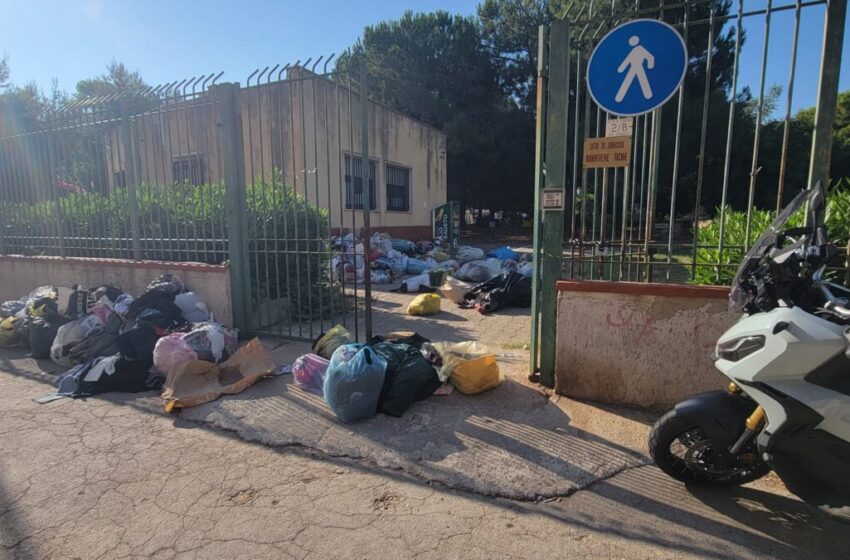 Via Ramacca indecente, spazzatura come sfida dopo le multe: chiude la Circoscrizione