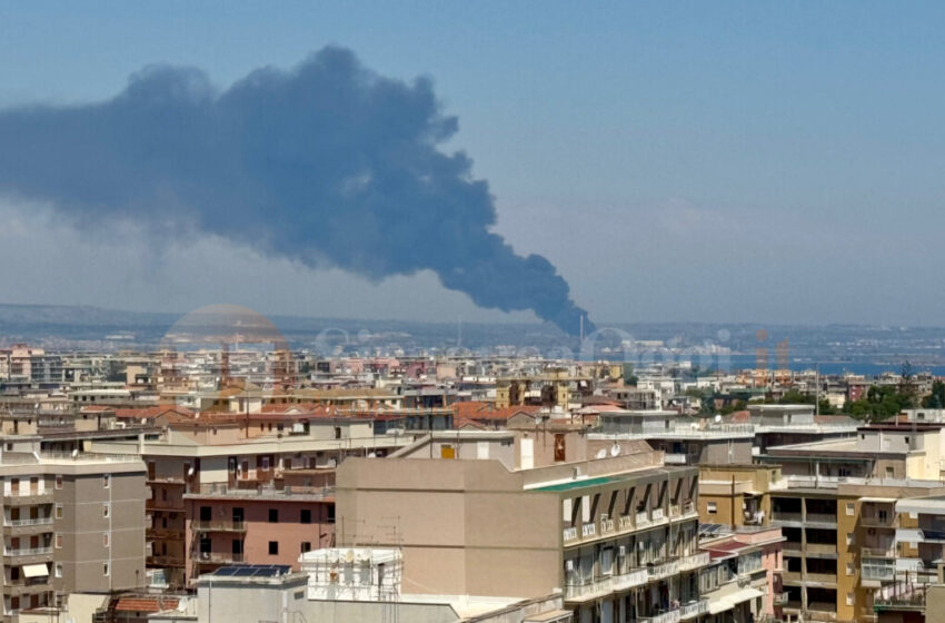 Incendio in un impianto trattamento rifiuti, nube nera. “Chiudere porte e finestre”