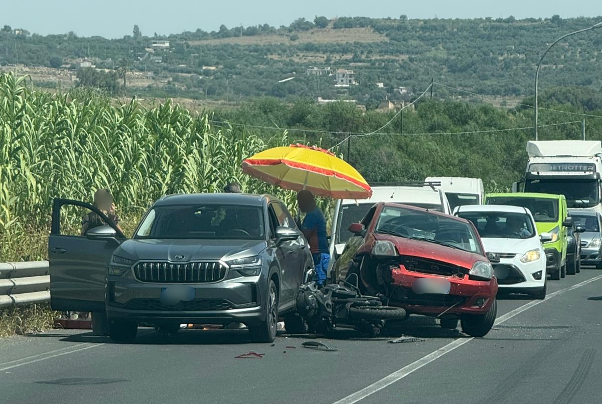 Due feriti nello scontro tra tre auto ed una moto sulla Statale 194 ...