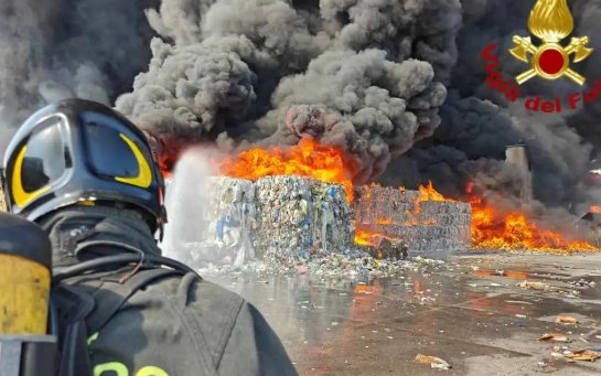  Dopo Ecomac grave incendio a Catania: nube nera da una ditta di lavorazione di plastica e carta