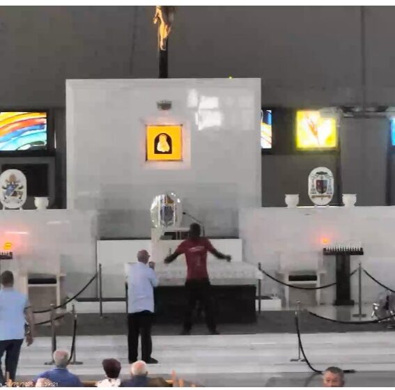  Urla e si dimena sull’altare della Madonnina, arriva la Polizia. Altro caso dopo il Pantheon