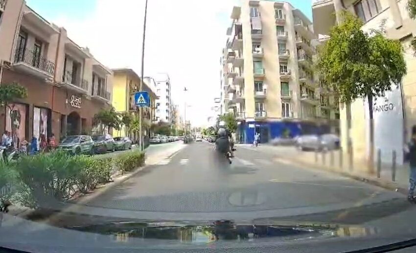  Impennate in Corso Gelone e slalom sulle strisce, VIDEO di un lettore: “Così vita a rischio”