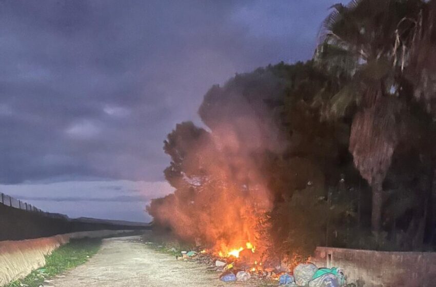 Incendi di rifiuti, si moltiplicano i roghi vicino alle abitazioni: esplode la rabbia dei residenti