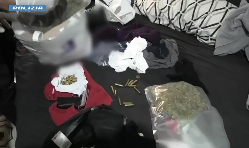  Tre pistole, oltre 200 cartucce e droga varia in casa: arrestato un 24enne ad Augusta