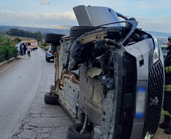  Suv si ribalta alla Targia: illese mamma e  figliolette, traffico a rilento