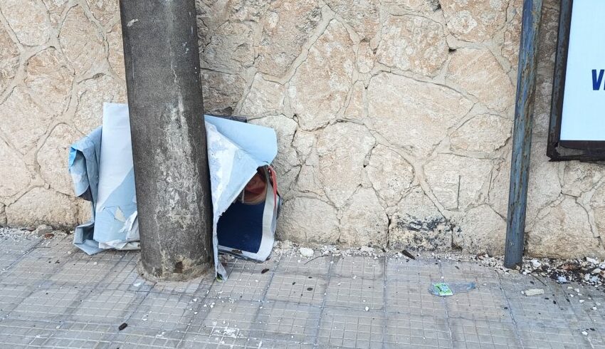  Residui di affissioni abbandonati per strada, Vaccaro (Insieme): “Non un caso, avviare verifiche”