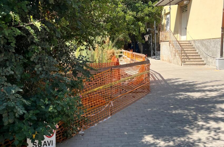  Mosaici nel cortile della scuola, la scoperta che ha bloccato i lavori. Ora variante per la mensa