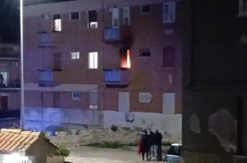  Incendio di via Lombardia, fermato 46enne. La lite in famiglia, poi il rogo nella casa