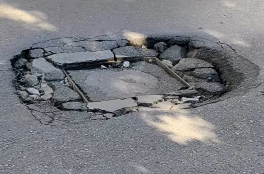  Via Augusta, ‘croce’ di automobilisti e scooteristi: “Tra tombini e caditoie fuori quota”