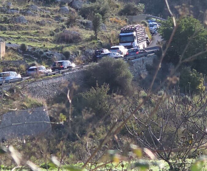  Incidente stradale sulla Floridia-Priolo, scontro tra mezzo pesante e moto: due feriti