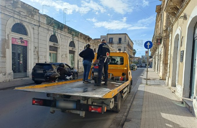  Scooter senza assicurazione e revisione,confisca e multe per 7 mila euro: non era la prima volta