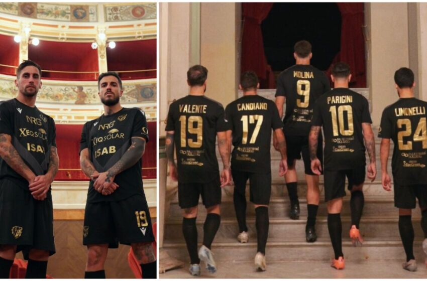  Nera e con dettagli dorati, svelata la quarta maglia stagionale del Siracusa