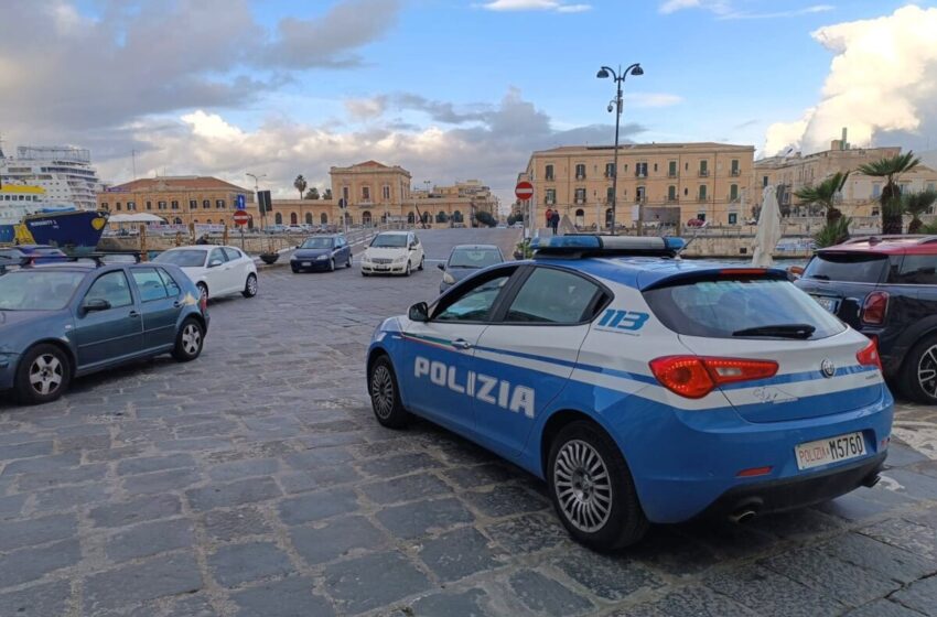  Tentato furto su una vettura in sosta, arriva la Polizia in via Agatocle: due denunciati