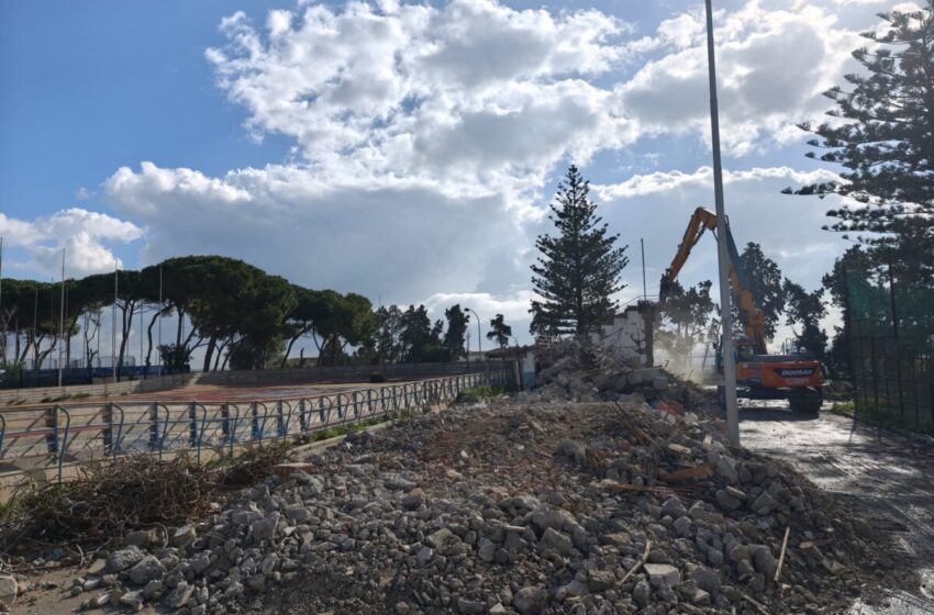  Verso il nuovo Pattinodromo, quasi completato l’abbattimento delle tribune