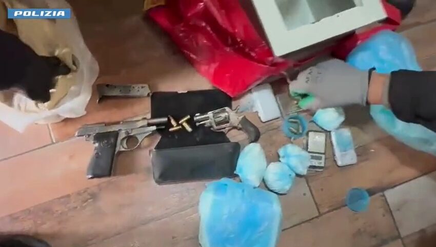  Armi e droga per centomila euro in casa, arrestato dalla Polizia un 36enne
