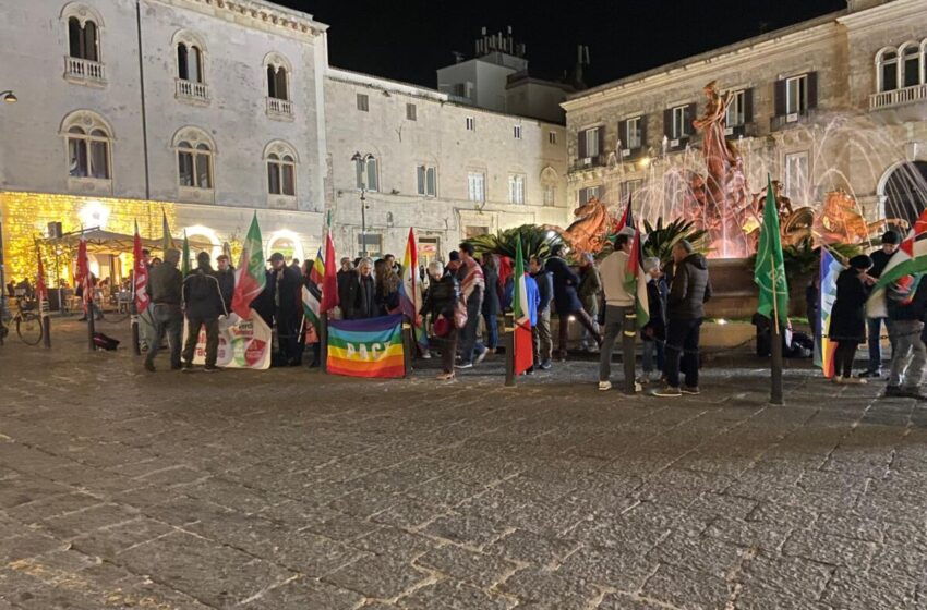  Anche a Siracusa presidio per il Venezuela. Bandiere della pace in piazza Archimede