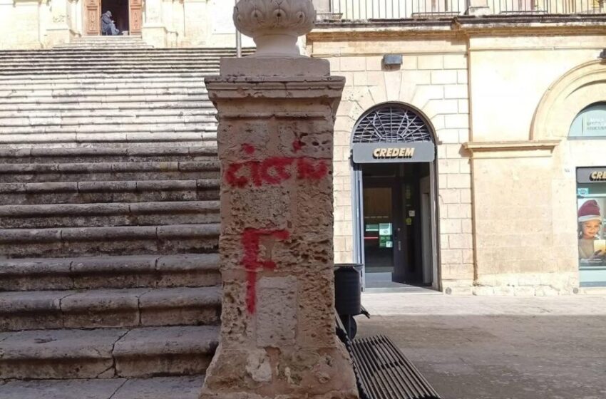 Vernice spray sul barocco, identificati i responsabili: tre minorenni, uno ha meno di 14 anni