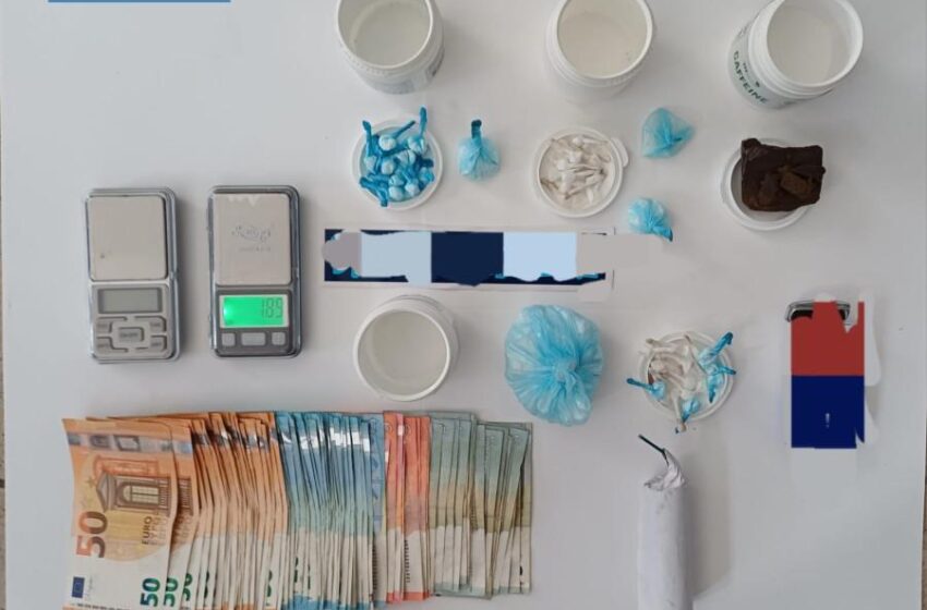  Ordigno rudimentale e droga in casa di un 28enne: scatta l’arresto