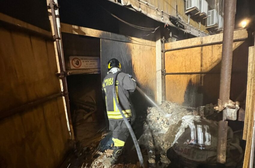  Rogo in un magazzino del mercato di Ortigia, indagini in corso: non escluso il dolo
