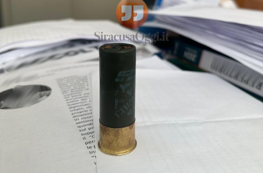  Intimidazione shock a una dirigente scolastica: una cartuccia sulla sua scrivania