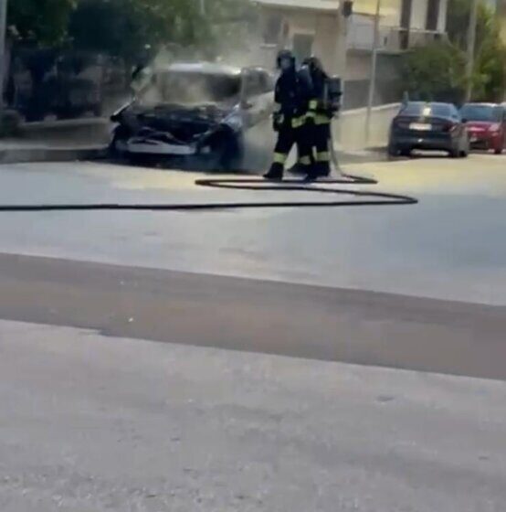  Auto in fiamme a Priolo, il rogo ieri pomeriggio in via Grimaldi